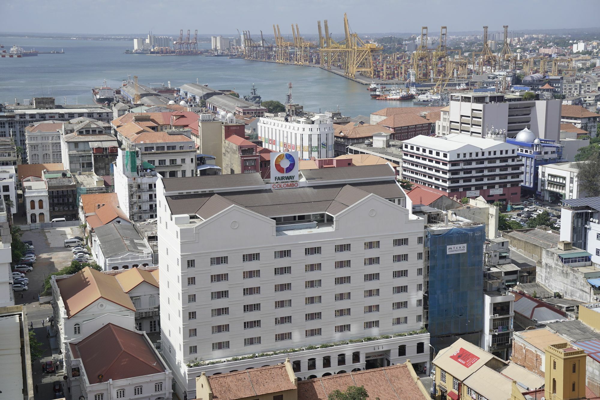 Fairway Colombo - Sri Lanka'S First Hotel With Robot Technology Exterior foto