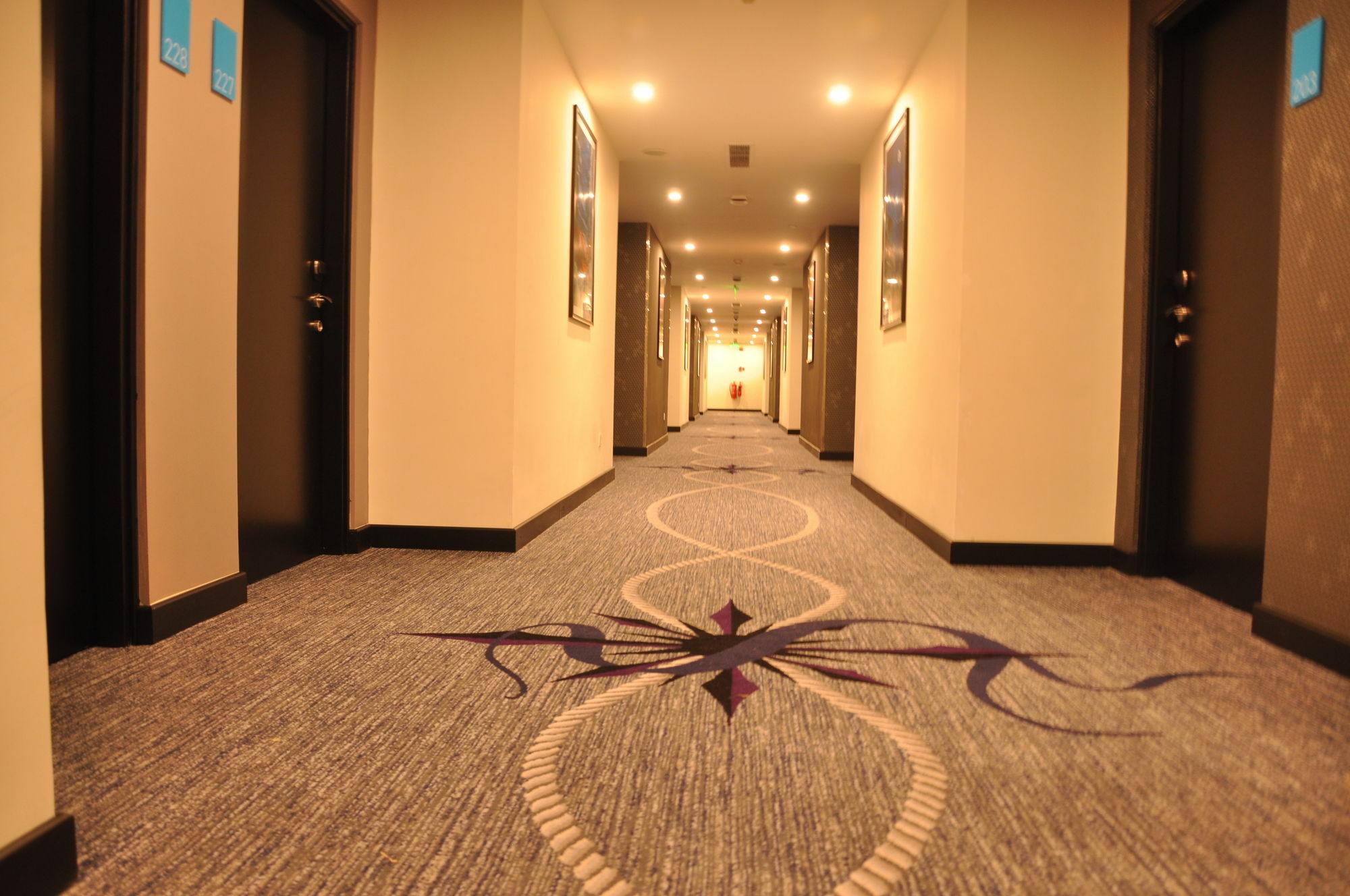 Fairway Colombo - Sri Lanka'S First Hotel With Robot Technology Exterior foto